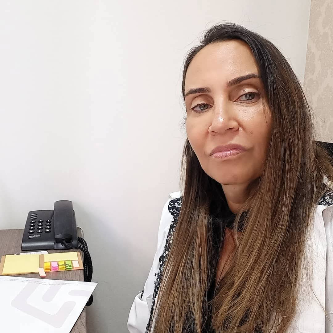 Dra. Julia Sereicikas de jaleco em sua rotina profissional