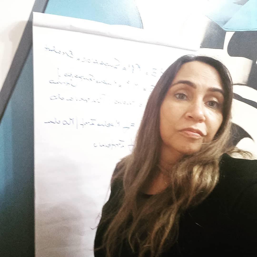 Dra. Julia Sereicikas em atividade profissional junto ao quadro