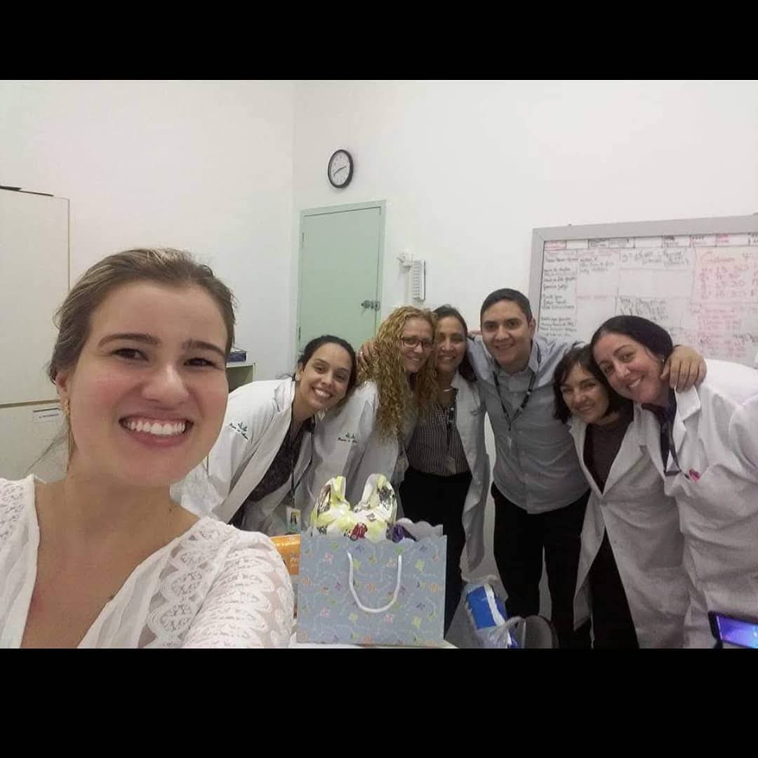 Dra. Julia Sereicikas com equipe de profissionais da saúde